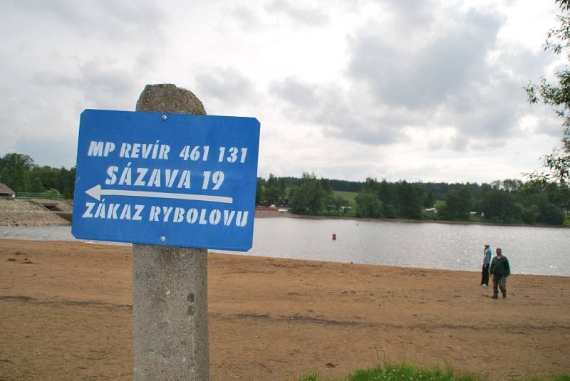 Snížení hladiny Pilské nádrže ve Žďáře nad Sázavou kvůli opravě hráze s sebou přineslo odkrytí části písčitého dna a nové možnosti „turistiky“ kolem rybníka.
