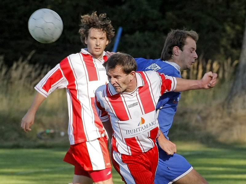 Fotbalisté Okříšek (v pruhovaných dresech) doma z pěti zápasů vytěžili třináct bodů. Zato venku je to bída. Svěřenci trenéra Maška si přivezli ze sedmi pokusů jen jeden.