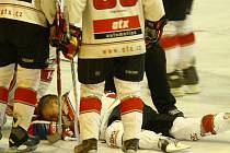 Při druholigovém zápase žďárských hokejistů v Nymburce šly žerty stranou. Otřesený Josef Hron byl po střetu s protihráčem odvezen se zlomeným nosem a silným otřesem mozku do nymburské nemocnice. 