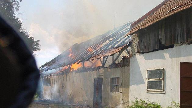 Požár v Pohledci na Novoměstsku měli hasiči hlášen pět minut po čtvrteční 14. hodině. Na místě zasahovaly jednotky ze Žďáru, Nového Města na Moravě, Sněžného, Bobrové a Pohledce. Škoda činí zhruba 1 milion korun.