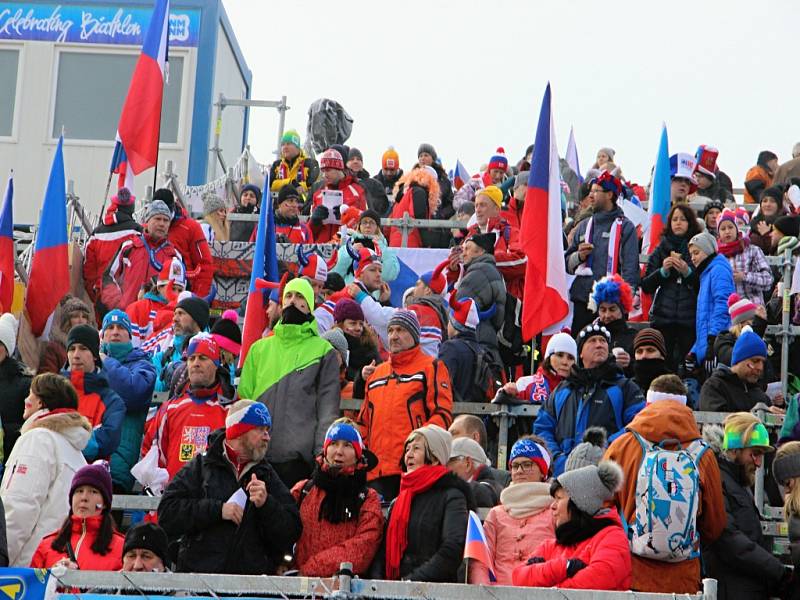 Biatlonoví fanoušci se v sobotu do Vysočina Areny začali přesunovat už čtyři hodiny před začátkem závodů. 