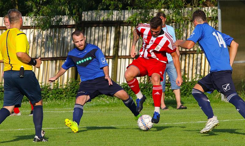 V posledním kole fotbalisté Bystřice (v červeném) zdolala Přibyslav (v modrém) 6:3.