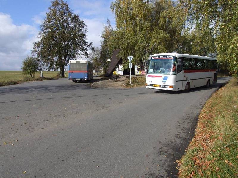 Kriticiká situace. Kolem malého ostrůvku se může v jednu cvhíli potkat i více autobusů.