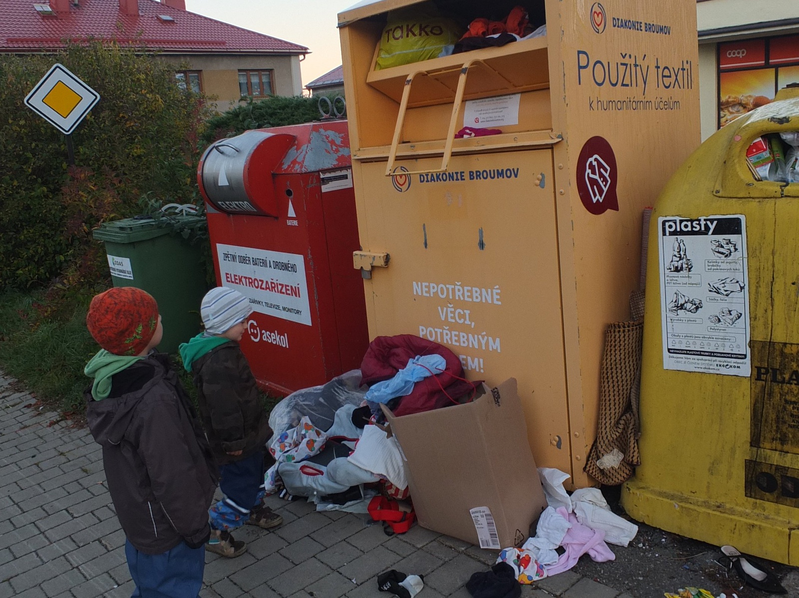 Lidé nosí do kontejnerů oblečení víc, než nádoby pojmou - Žďárský deník