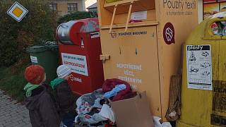 Lidé nosí do kontejnerů oblečení víc, než nádoby pojmou - Žďárský deník