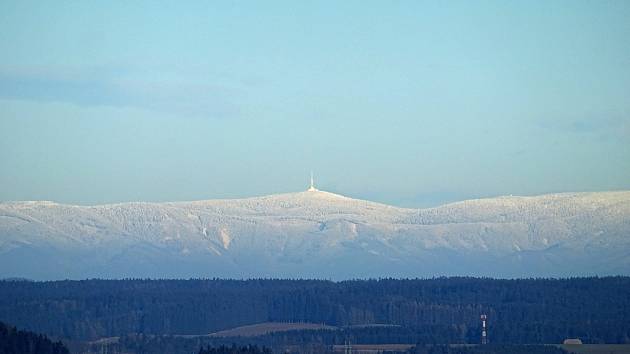 Pohled z Metodky, kopce nad Koníkovem, na Praděd.