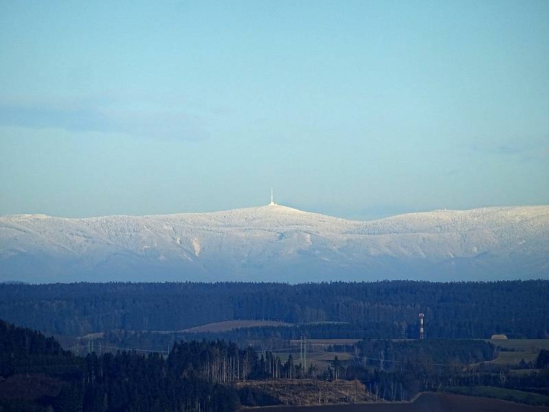 Pohled z Metodky, kopce nad Koníkovem, na Praděd.