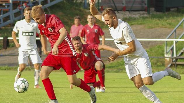 Loňský vzájemný souboj fotbalistů Bystřice nad Pernštejnem (v červeném) a Žďáru nad Sázavou (v bílém) skončil nečekaným výpraskem prvně jmenovaného celku. Hráči FC Žďas tehdy doma zvítězili vysoko 7:1.