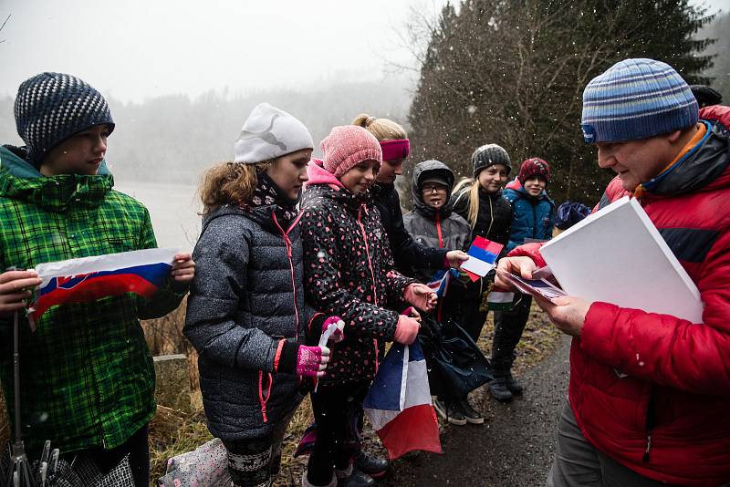 „Lovec stromů“ Rob McBride se přijel podívat na českého finalistu v soutěži Evropský strom roku – Chudobínskou borovicí ve Víru.