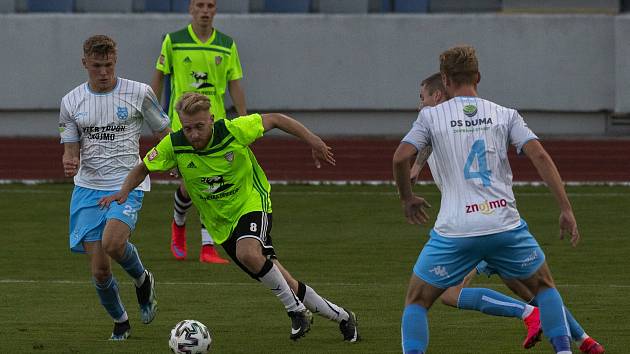 Fotbalisté Nového Města na Moravě (v zelených dresech) se ve středu pokusí proti Blansku vybojovat premiérové domácí vítězství v tomto ročníku MSFL.
