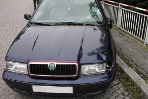 Viník najel z neznámých příčin se svým vozem Škoda Octavia do třech lidí.