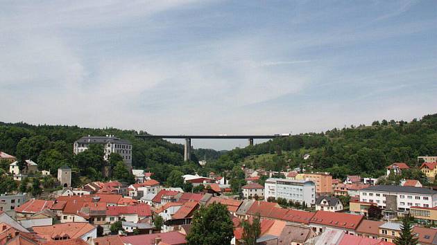 Tradiční pohled na Velké Meziříčí s dálničním mostem. 