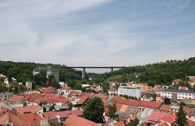 Tradiční pohled na Velké Meziříčí s dálničním mostem. 