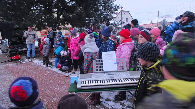 Na setkání u vánočního stromu v Nížkově na Žďársku nechyběl bohatý program pro děti i pro dospělé.