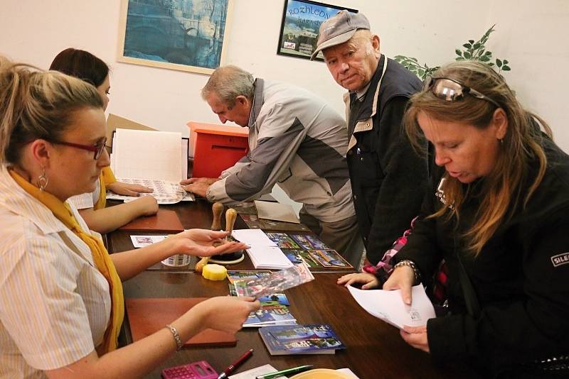 Lidé přicházeli do budovy Staré radnice, kde byla zřízena krátkodobá poštovní přepážka.