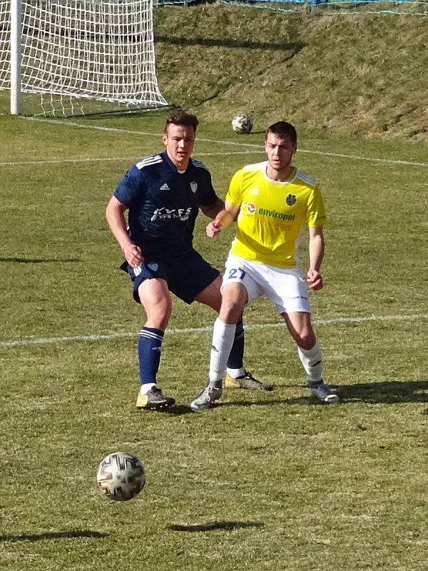 Veledůležitý záchranářský souboj mezi fotbalisty Nového Města na Moravě (v modrém) a juniorkou FC Vysočina (ve žlutých dresech) skončil výhrou domácích 1:0.