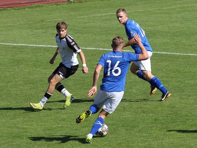 Fotbalisté Havlíčkova Brodu (v bíločerném), stejně jako hráči Žďáru nad Sázavou (v modrých dresech), mohou být s uplynulým půlrokem v divizi celkem spokojení.