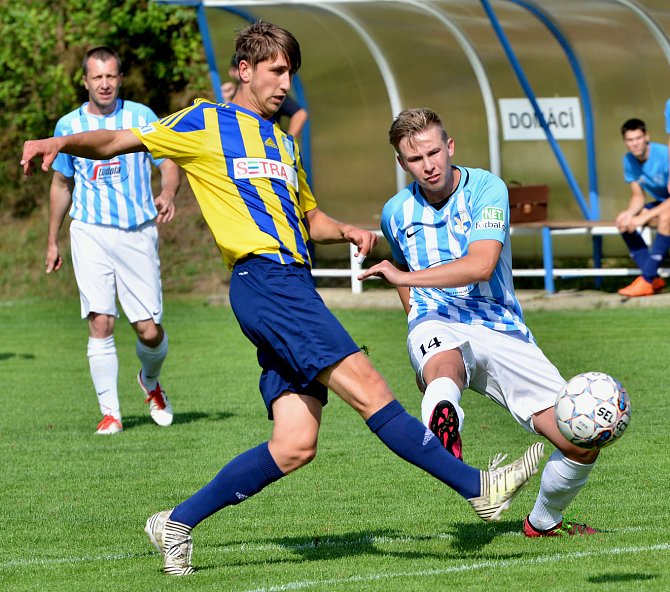 Ve finálovém utkání turnaje ve Svratouchu vyzvou fotbalisté Herálce (v modrobílých dresech) rivala z nedaleké Svratky.
