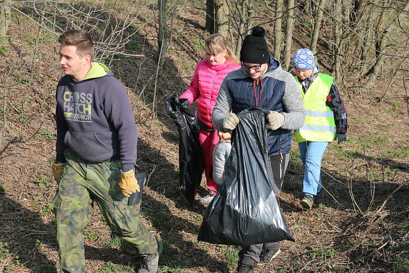 Do sbírání odpadků podíl silnic se pustili dobrovolní hasiči z Rokytna i z Kuklíku.
