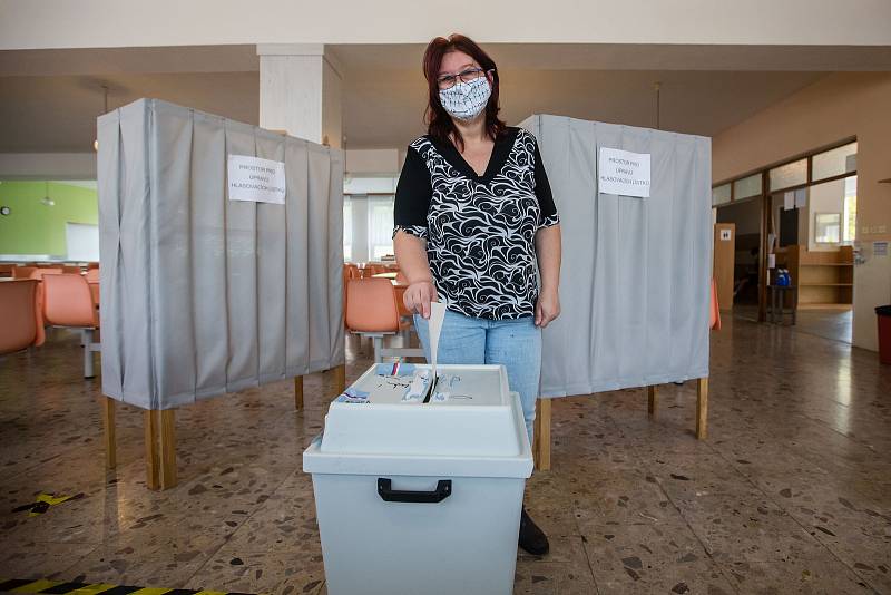 Druhé kolo senátních voleb ve volební místnosti ve Velkém Meziříčí.