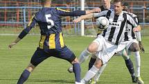 Žďárští fotbalisté (u míče Lukáš Michal) nestačili na HFK Olomouc. 