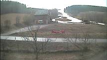 Pohled z webové kamery na sněhovou pokrývku sjezdovky v Dalečíně 17. března.