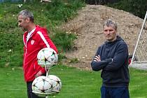 Fotbalové dorostence Nového Města na Moravě vedou už druhým rokem trenéři Rostislav Novotný (vlevo v červeném) a Luboš Střešňák.