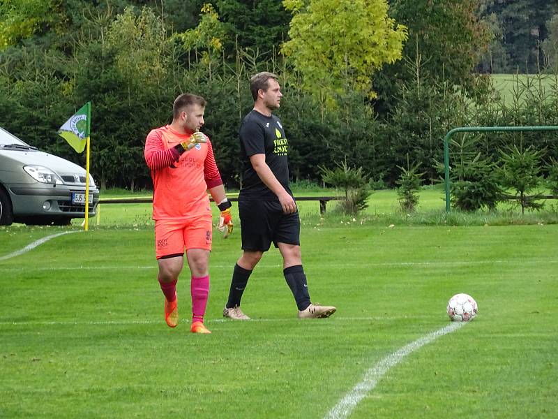 V 9. kole okresního přeboru Žďárska se utkali fotbalisté rezervy Nové Vsi (v červených dresech) a Víru (v černém). Během devadesáti minut gól nepadl.