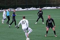 V úvodním přípravném utkání na jarní část letošního ročníku moravskoslezské divize D podlehli fotbalisté Žďár nad Sázavou (v černém) na domácí umělé trávě Vysokému Mýtu (v bílém) 1:2.