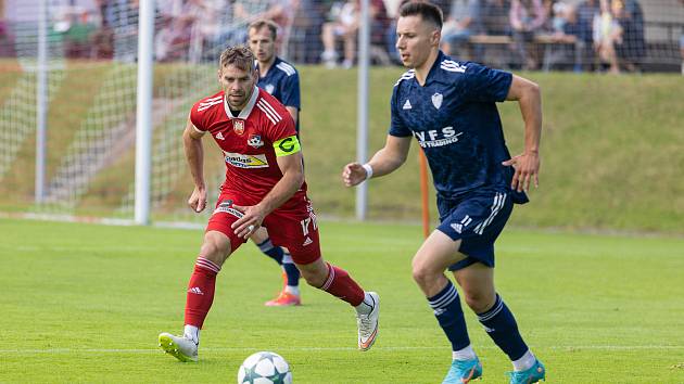 Zatímco dosavadní kapitán fotbalistů Velkého Meziříčí David Komínek (v červeném) je na odchodu do Znojma, záložník Pavel Partl (v modrém) se do klubu vrací.