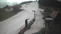 Pohled z webové kamery na sněhovou pokrývku sjezdovky v Novém Jimramově 17. března.