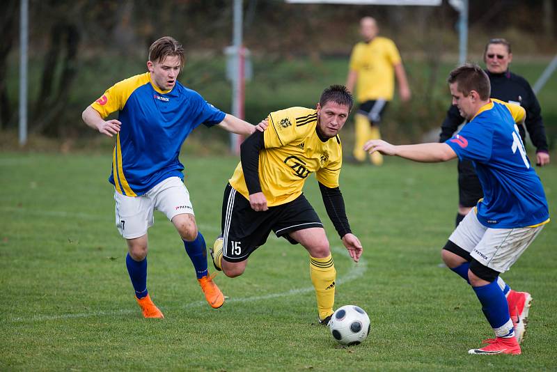 Fotbalisté Hamrů (ve žluto-černém) v posledním podzimním kole deklasovali Jaroměřice 8:0.