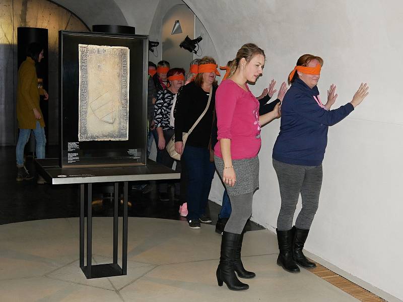 Historii a umění žďárského kláštera i Muzeum nové generace v sobotu zájemci obdivovali bez použití zraku. Zapojit museli ostatní smysly.