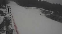 Pohled z webové kamery na sněhovou pokrývku sjezdovky v Novém Městě na Moravě 17. března.