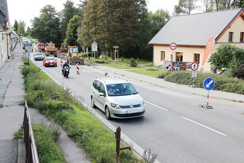 Osmdesát osm dní bude trvat omezení provozu v Santiniho ulici ve Žďáře nad Sázavou, které začalo 6. září. Dopravu tam zpomalují přenosné semafory.