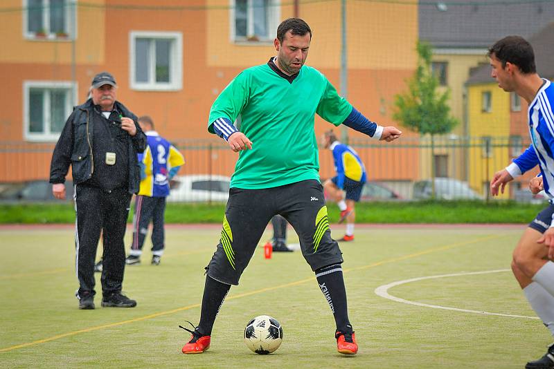 Fotbalisté Benjaminu (v modrobílém) potvrzují také v letošním ročníku Žďárské ligy malé kopané roli velkého favorita.