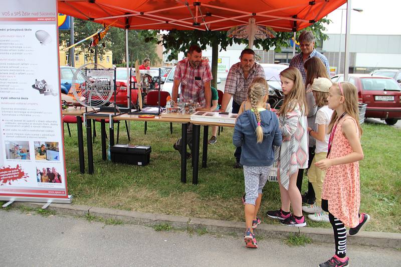 Před žďárskou poliklinikou byla k vidění řada zajímavých exponátů. Pomocí solární paraboly se dělal popcorn, světelná energie byla využita i při výrobě cukrové vaty. Zájemci mohli vyzkoušet také pokusy s magnety nebo si prohlédnout roadster Kaipan.