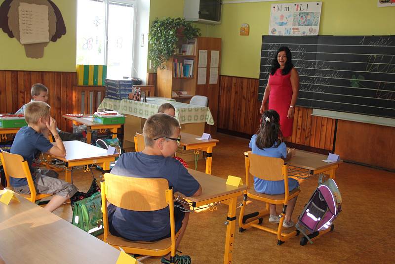 Děti se v malotřídních školách učí stejné učivo, jako ve velkým městských školách. Takto vítali před pár lety nový školní rok žáci a učitelé v Pohledci.