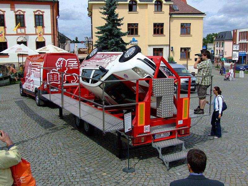 Stroj simulující dopravní nehodu.