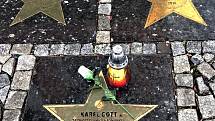 U hvězdy Karla Gotta někdo položil růži a zapálil svíčku.