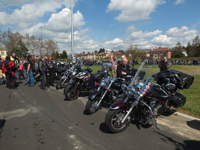 Rychlobruslařský ovál u žďárského zimního stadionu zaplnily stovky strojů. Motorkáři pak odtud vyrazili na vyjížďku, aby symbolicky otevřeli silnice.