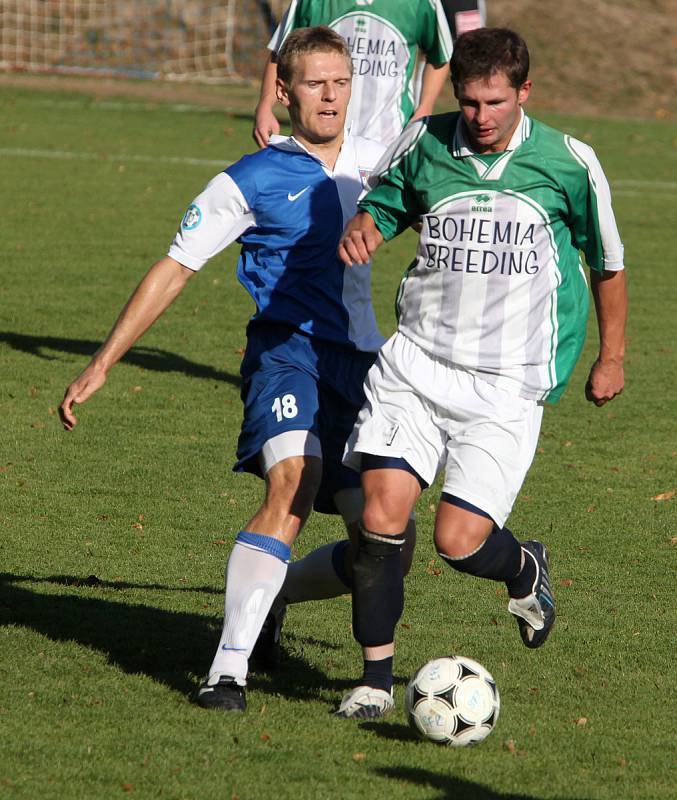 Památný zápas se hrál na podzim 2009. Vrchovina na domácím hřišti otočila nepříznivý stav s Polnou. Na snímku tehdejší střelecká megastar přeboru Tomáš Kaplan atakuje novoměstského špílmachra Lukáše Michala.