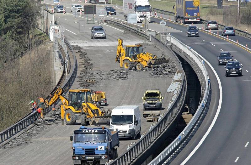 S dopravními komplikacemi se setkají motoristé na dálničním mostě Vysočina ve Velkém Meziříčí. Most, který je v Česku unikátní, se klene v bezmála osmdesátimetrové výšce nad městem. Pravá část ve směru na Brno prochází v těchto dnech kompletní opravou sil