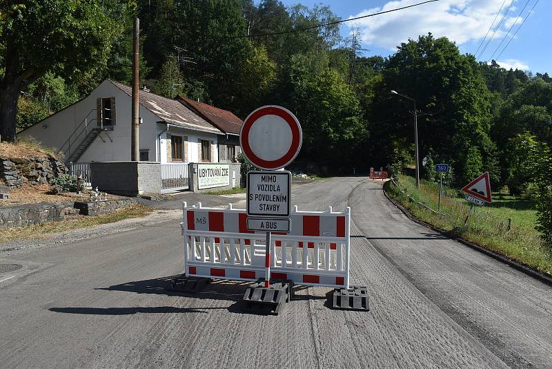 Doprava se zkomplikuje ještě více v polovině srpna, kdy se bude pokládat nový asfalt.