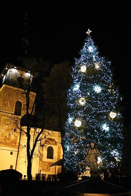 Vánoční strom se v Novém Městě na Moravě rozzářil se tam o něco dříve než jinde. Už v předvečer první adventní neděle.