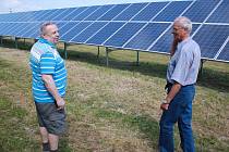 Možnost nahlédnout za plot velké fotovoltaické elektrárny, která vyrábí elektřinu do sítě, měli ve čtvrtek 1. června lidé ve Velkém Meziříčí.