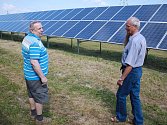 Možnost nahlédnout za plot velké fotovoltaické elektrárny, která vyrábí elektřinu do sítě, měli ve čtvrtek 1. června lidé ve Velkém Meziříčí.
