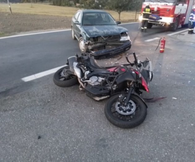 Srážka auta a motorky v Pikárci: jeden člověk je zraněný