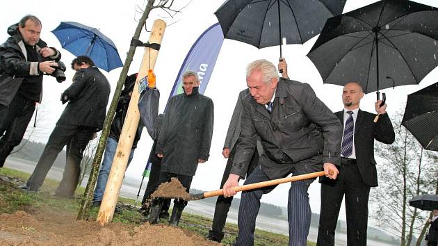 Prezident Miloš Zeman s hejtmany, Constantinem Kinským a novoveselským starostou vysadili u Veselského rybníka stromořadí dubů.