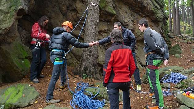 Skalní útvar Drátník nedaleko Blatin se stal místem setkání zájemců o skalní lezení s lektory z Českého horolezeckého svazu. Na programu byly přednášky k jednotlivým tématům doplněné praktickými ukázkami. 